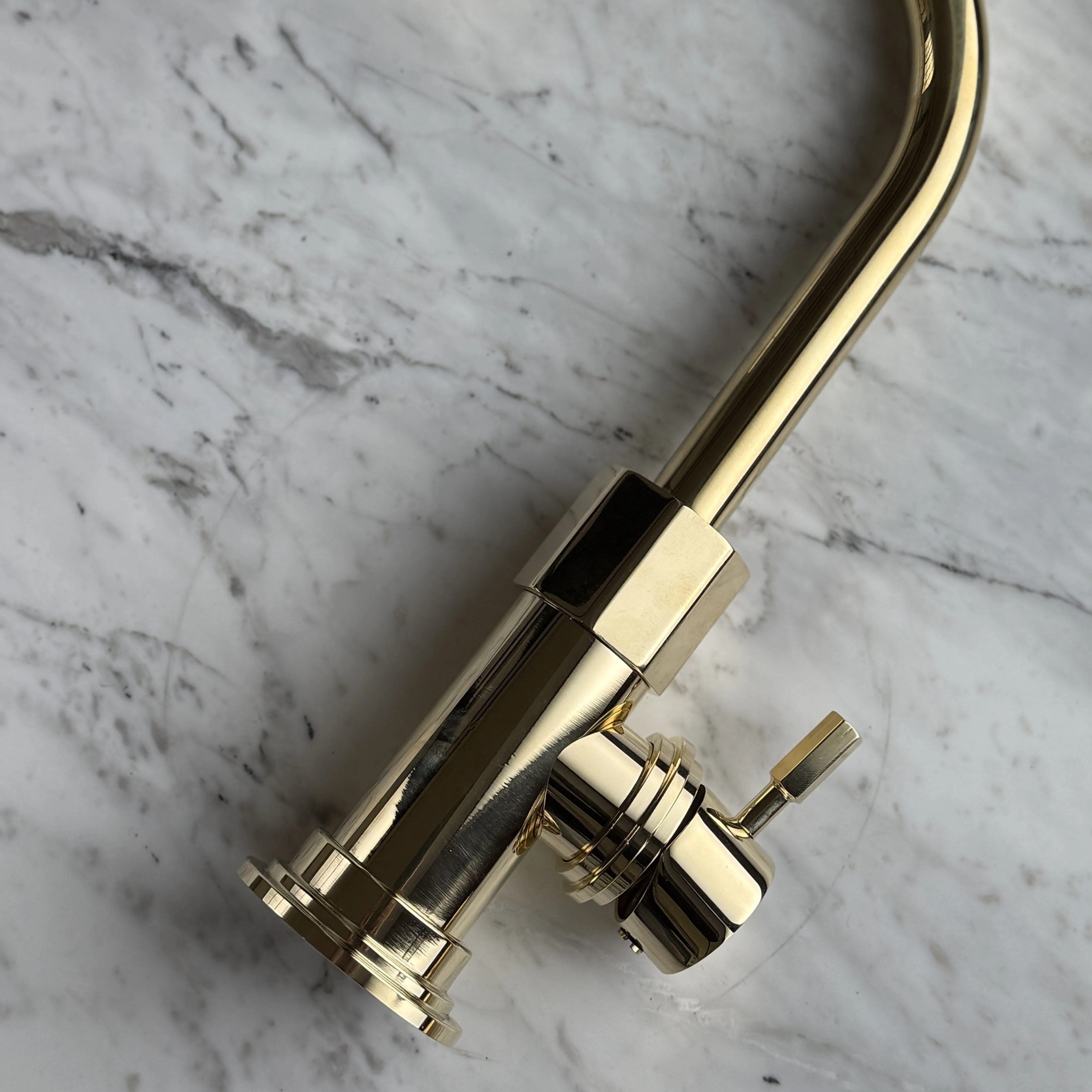 BT7C Timeless mixer tap with swivel curve spout